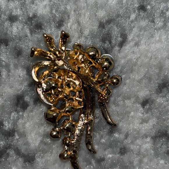 Free Vintage emerald green brooch w rhinestones and a floral cluster design 🛍️ - Picture 3 of 3